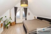Attraktive 3,5-Zimmer-Maisonettewohnung im Herzen von Rutesheim - Schlafzimmer 2. DG - (KI generiert)