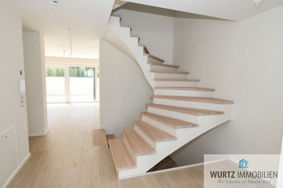 elegante Treppe m. Massivholz