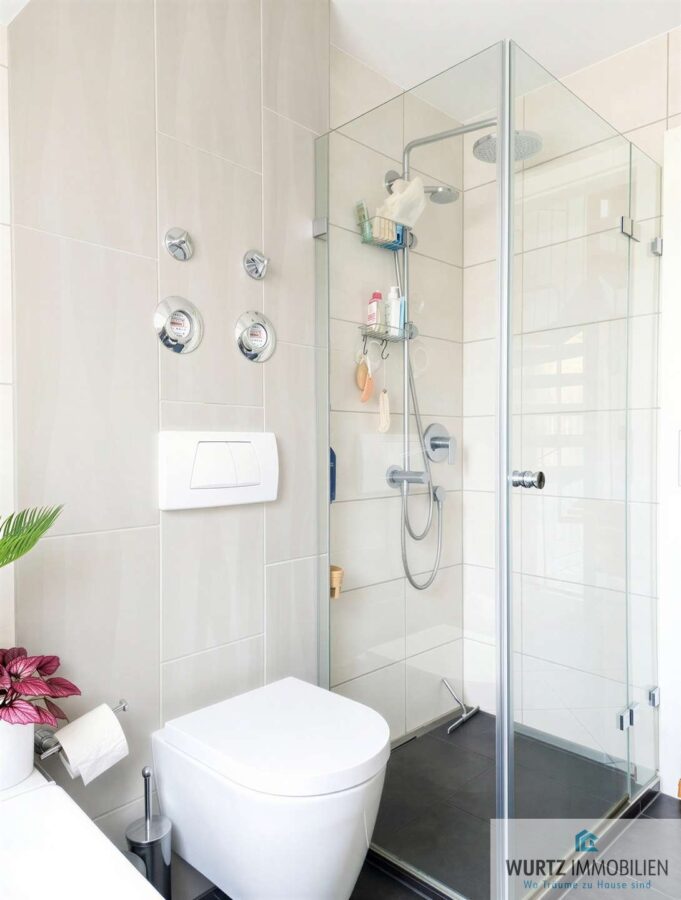 Dusche im Badezimmer