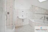 Traumhafte Dachgeschosswohnung in ruhiger, zentraler Lage - Badezimmer