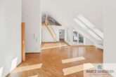 Traumhafte Dachgeschosswohnung in ruhiger, zentraler Lage - Wohn-/ Esszimmer